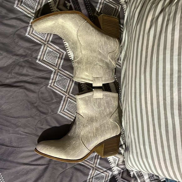 Dirty Laundry Cowgirl Boots, zipper, short, block heels. - Picture 8 of 13